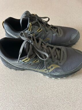 Saucony Men's Dark Gray Trail Runners with Gold Accents